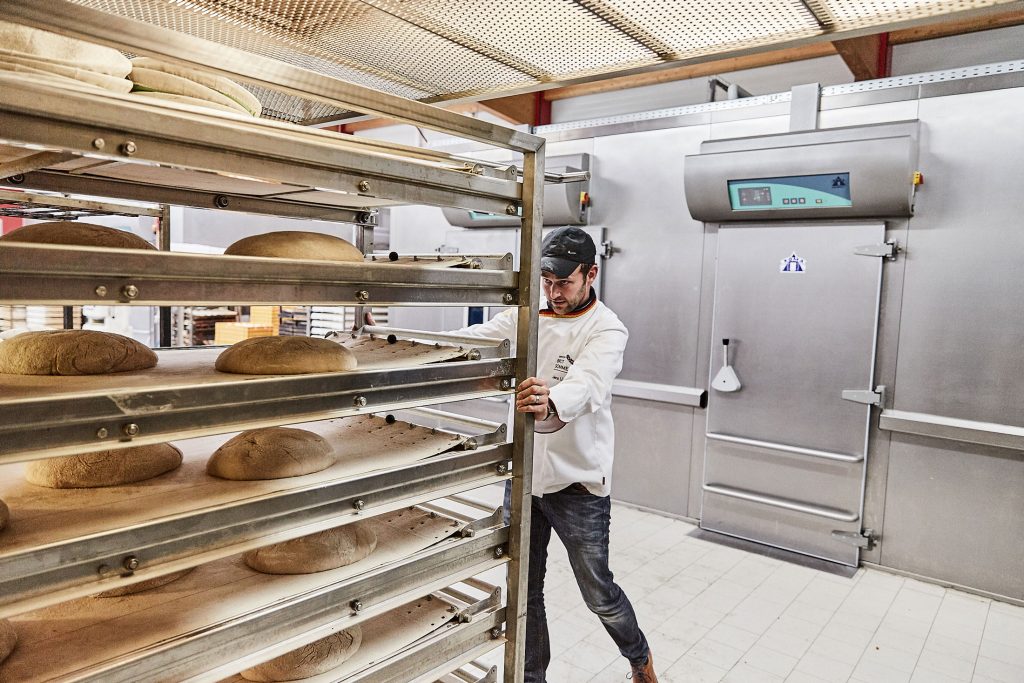 In der Corona-Krise haben Bäcker in wohnortnahen Filialen vielerorts mehr Brot und Backwaren verkaufen können. Die über Monate geschlossenen Cafés sorgten aber unter dem Strich für ein Minus.
